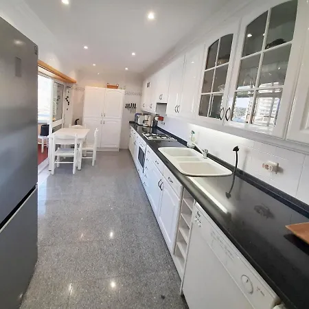 - Localizacao Ac Parking Lift Lägenhet *